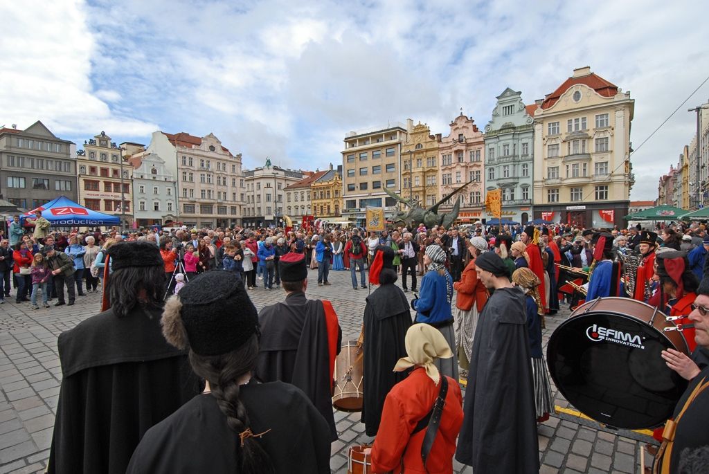 Současné umění našich sousedů, dechové kapely, proměnu Meeting pointu na náměstí v bavorskou „Alpenhütte“ i tradiční bavorské klobásky, pivo a kulinářské speciality nabídly Bavorské kulturní dny. Vrcholem týdenního festivalu, jenž se uskutečnil od 20. do 26. dubna, byla akce Květiny pro Plzeň. V jejím průběhu lidé na náměstí Republiky obdivovali draka řízeného nejmodernější elektronikou z historického představení  Drachenstich – Skolení draka. (foto: 26.4.2015)