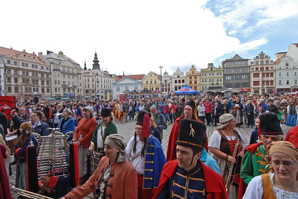 Současné umění našich sousedů, dechové kapely, proměnu Meeting pointu na náměstí v bavorskou „Alpenhütte“ i tradiční bavorské klobásky, pivo a kulinářské speciality nabídly Bavorské kulturní dny. Vrcholem týdenního festivalu, jenž se uskutečnil od 20. do 26. dubna, byla akce Květiny pro Plzeň. V jejím průběhu lidé na náměstí Republiky obdivovali draka řízeného nejmodernější elektronikou z historického představení  Drachenstich – Skolení draka. (foto: 26.4.2015)