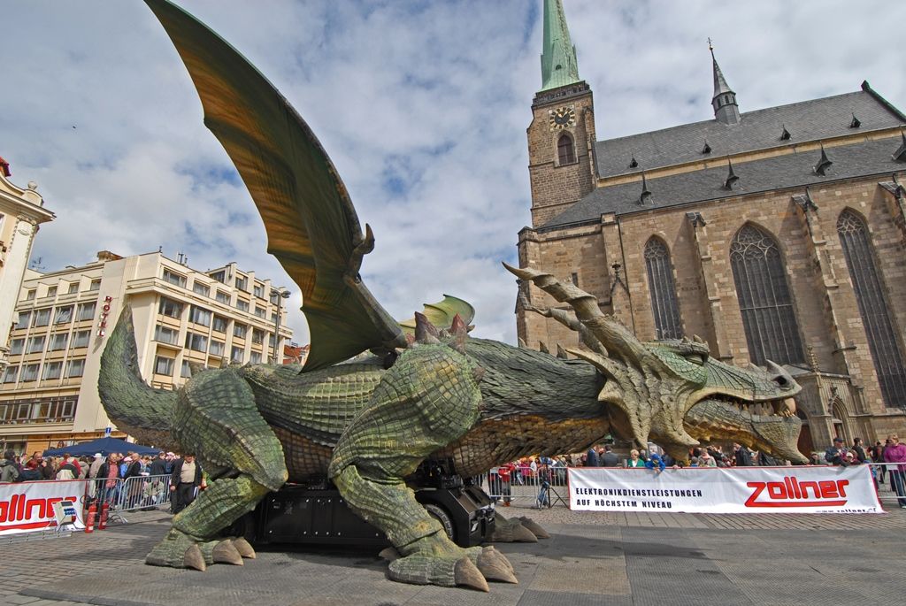 Současné umění našich sousedů, dechové kapely, proměnu Meeting pointu na náměstí v bavorskou „Alpenhütte“ i tradiční bavorské klobásky, pivo a kulinářské speciality nabídly Bavorské kulturní dny. Vrcholem týdenního festivalu, jenž se uskutečnil od 20. do 26. dubna, byla akce Květiny pro Plzeň. V jejím průběhu lidé na náměstí Republiky obdivovali draka řízeného nejmodernější elektronikou z historického představení  Drachenstich – Skolení draka. (foto: 26.4.2015)