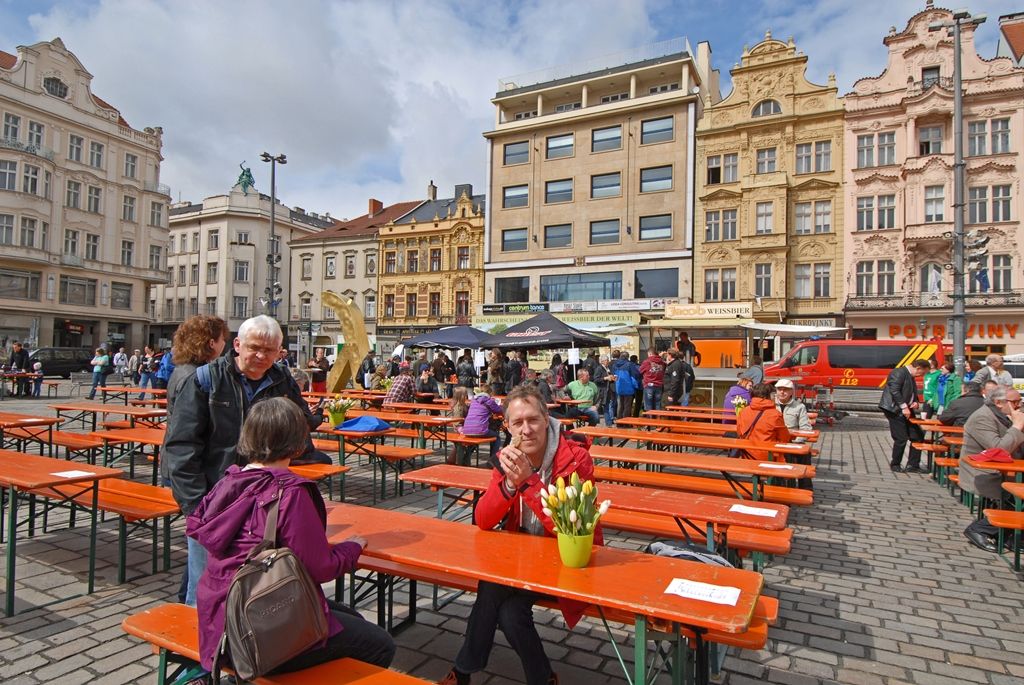 Současné umění našich sousedů, dechové kapely, proměnu Meeting pointu na náměstí v bavorskou „Alpenhütte“ i tradiční bavorské klobásky, pivo a kulinářské speciality nabídly Bavorské kulturní dny. Vrcholem týdenního festivalu, jenž se uskutečnil od 20. do 26. dubna, byla akce Květiny pro Plzeň. V jejím průběhu lidé na náměstí Republiky obdivovali draka řízeného nejmodernější elektronikou z historického představení  Drachenstich – Skolení draka. (foto: 26.4.2015)