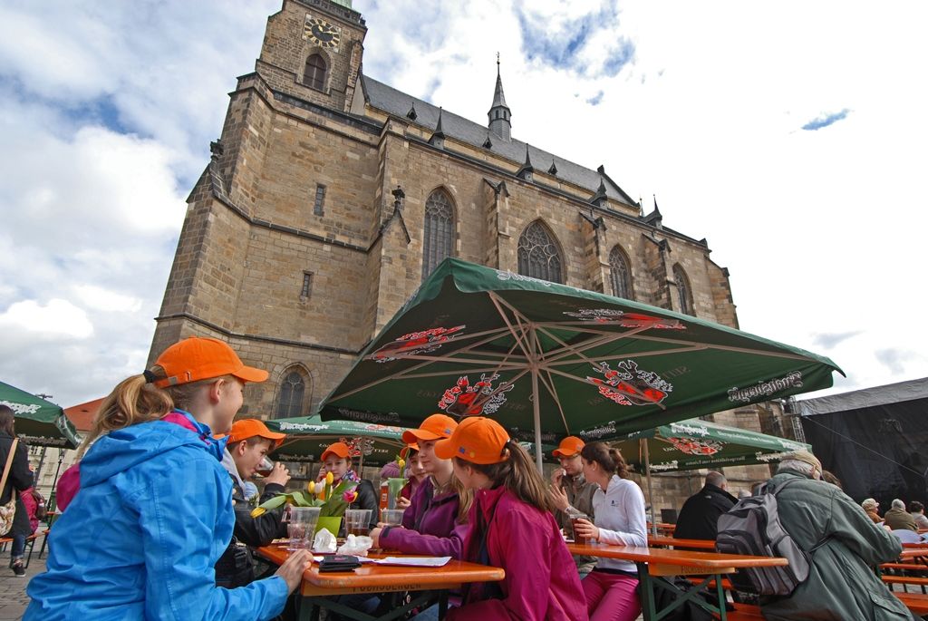 Současné umění našich sousedů, dechové kapely, proměnu Meeting pointu na náměstí v bavorskou „Alpenhütte“ i tradiční bavorské klobásky, pivo a kulinářské speciality nabídly Bavorské kulturní dny. Vrcholem týdenního festivalu, jenž se uskutečnil od 20. do 26. dubna, byla akce Květiny pro Plzeň. V jejím průběhu lidé na náměstí Republiky obdivovali draka řízeného nejmodernější elektronikou z historického představení  Drachenstich – Skolení draka. (foto: 26.4.2015)