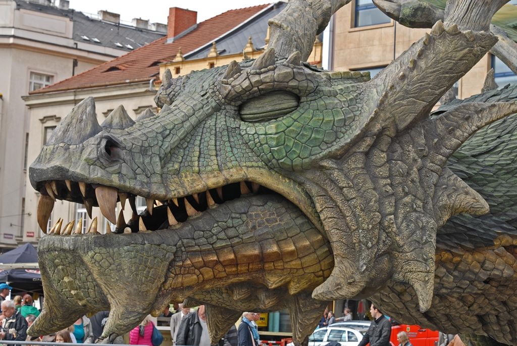 Současné umění našich sousedů, dechové kapely, proměnu Meeting pointu na náměstí v bavorskou „Alpenhütte“ i tradiční bavorské klobásky, pivo a kulinářské speciality nabídly Bavorské kulturní dny. Vrcholem týdenního festivalu, jenž se uskutečnil od 20. do 26. dubna, byla akce Květiny pro Plzeň. V jejím průběhu lidé na náměstí Republiky obdivovali draka řízeného nejmodernější elektronikou z historického představení  Drachenstich – Skolení draka. (foto: 26.4.2015)