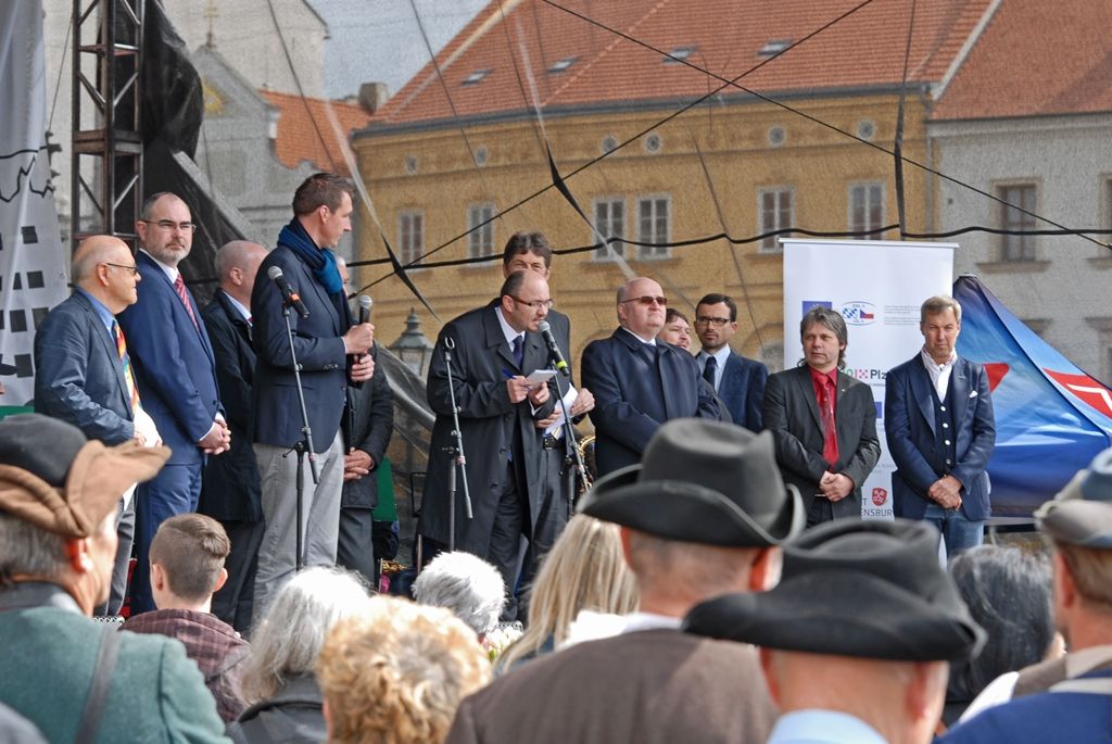 Současné umění našich sousedů, dechové kapely, proměnu Meeting pointu na náměstí v bavorskou „Alpenhütte“ i tradiční bavorské klobásky, pivo a kulinářské speciality nabídly Bavorské kulturní dny. Vrcholem týdenního festivalu, jenž se uskutečnil od 20. do 26. dubna, byla akce Květiny pro Plzeň. V jejím průběhu lidé na náměstí Republiky obdivovali draka řízeného nejmodernější elektronikou z historického představení  Drachenstich – Skolení draka. (foto: 26.4.2015)