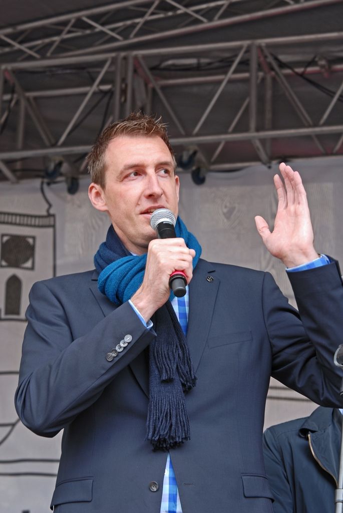 Současné umění našich sousedů, dechové kapely, proměnu Meeting pointu na náměstí v bavorskou „Alpenhütte“ i tradiční bavorské klobásky, pivo a kulinářské speciality nabídly Bavorské kulturní dny. Vrcholem týdenního festivalu, jenž se uskutečnil od 20. do 26. dubna, byla akce Květiny pro Plzeň. V jejím průběhu lidé na náměstí Republiky obdivovali draka řízeného nejmodernější elektronikou z historického představení  Drachenstich – Skolení draka. (foto: 26.4.2015)