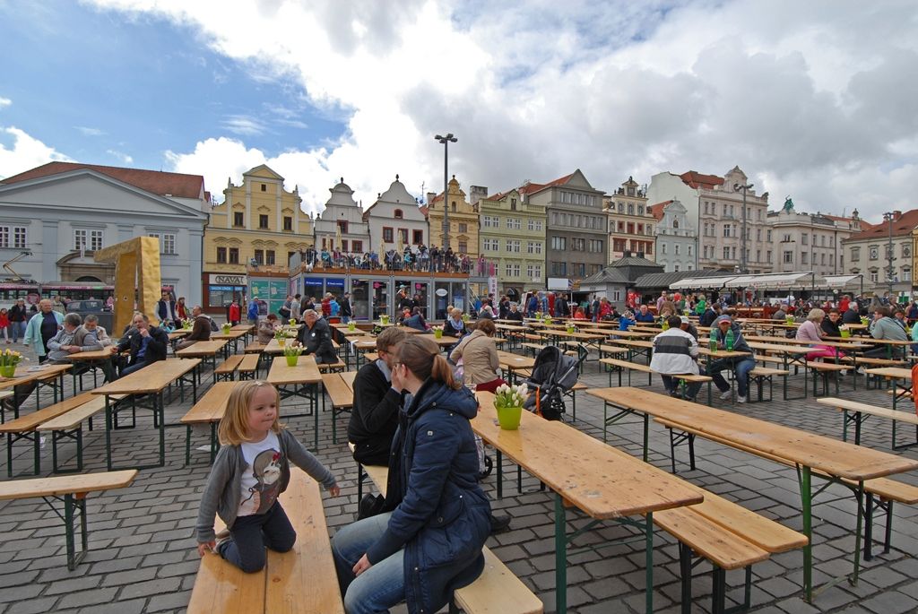 Současné umění našich sousedů, dechové kapely, proměnu Meeting pointu na náměstí v bavorskou „Alpenhütte“ i tradiční bavorské klobásky, pivo a kulinářské speciality nabídly Bavorské kulturní dny. Vrcholem týdenního festivalu, jenž se uskutečnil od 20. do 26. dubna, byla akce Květiny pro Plzeň. V jejím průběhu lidé na náměstí Republiky obdivovali draka řízeného nejmodernější elektronikou z historického představení  Drachenstich – Skolení draka. (foto: 26.4.2015)