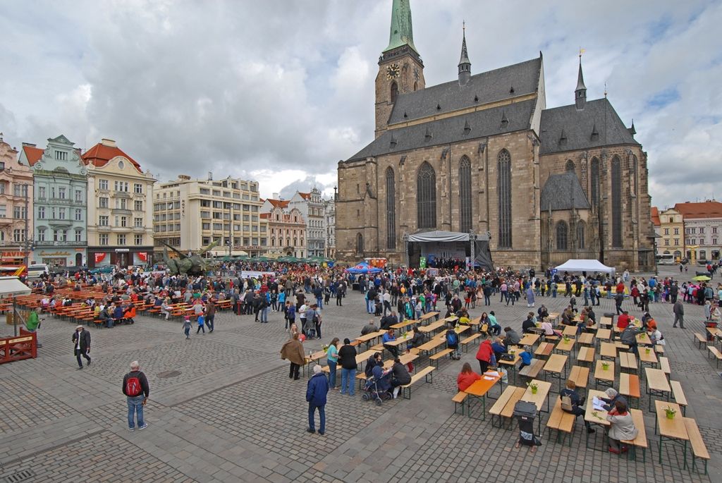 Současné umění našich sousedů, dechové kapely, proměnu Meeting pointu na náměstí v bavorskou „Alpenhütte“ i tradiční bavorské klobásky, pivo a kulinářské speciality nabídly Bavorské kulturní dny. Vrcholem týdenního festivalu, jenž se uskutečnil od 20. do 26. dubna, byla akce Květiny pro Plzeň. V jejím průběhu lidé na náměstí Republiky obdivovali draka řízeného nejmodernější elektronikou z historického představení  Drachenstich – Skolení draka. (foto: 26.4.2015)
