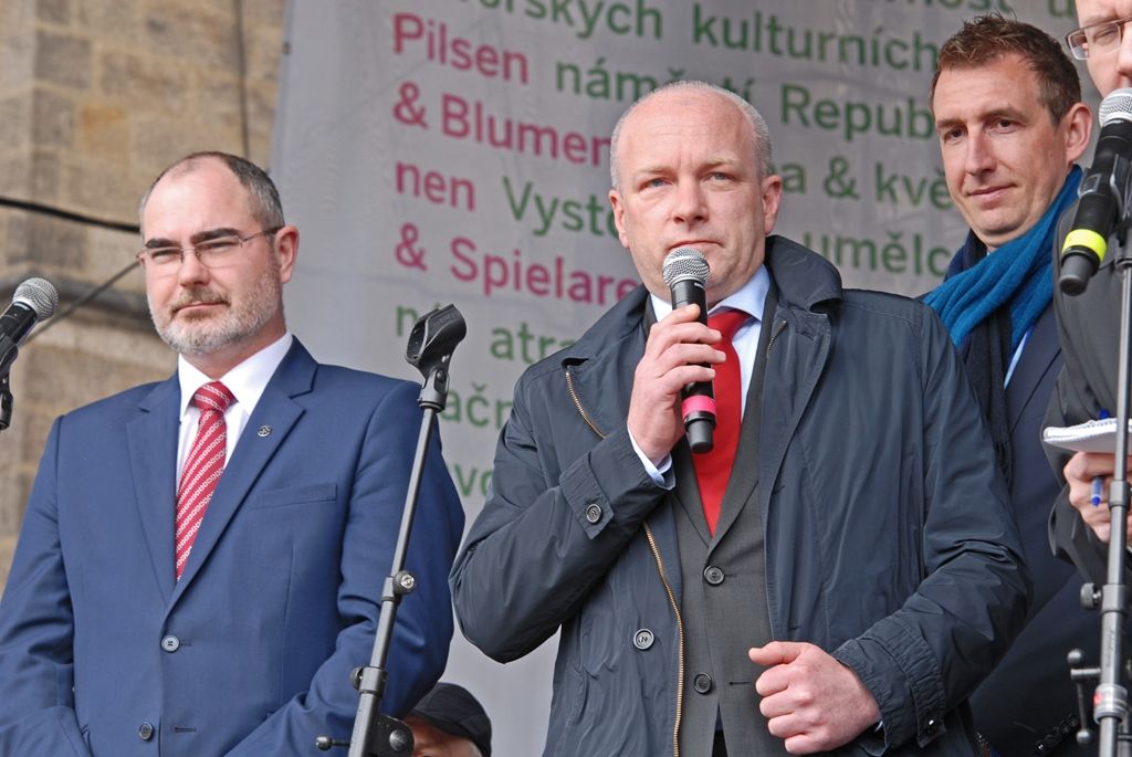 Současné umění našich sousedů, dechové kapely, proměnu Meeting pointu na náměstí v bavorskou „Alpenhütte“ i tradiční bavorské klobásky, pivo a kulinářské speciality nabídly Bavorské kulturní dny. Vrcholem týdenního festivalu, jenž se uskutečnil od 20. do 26. dubna, byla akce Květiny pro Plzeň. V jejím průběhu lidé na náměstí Republiky obdivovali draka řízeného nejmodernější elektronikou z historického představení  Drachenstich – Skolení draka. (foto: 26.4.2015)