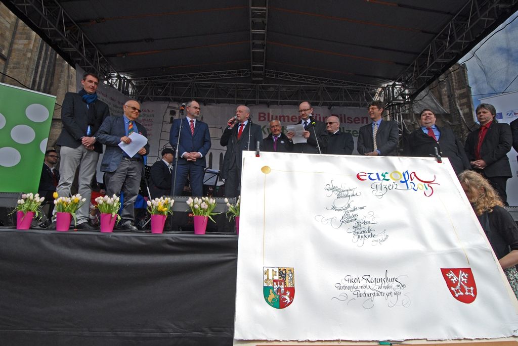 Současné umění našich sousedů, dechové kapely, proměnu Meeting pointu na náměstí v bavorskou „Alpenhütte“ i tradiční bavorské klobásky, pivo a kulinářské speciality nabídly Bavorské kulturní dny. Vrcholem týdenního festivalu, jenž se uskutečnil od 20. do 26. dubna, byla akce Květiny pro Plzeň. V jejím průběhu lidé na náměstí Republiky obdivovali draka řízeného nejmodernější elektronikou z historického představení  Drachenstich – Skolení draka. (foto: 26.4.2015)