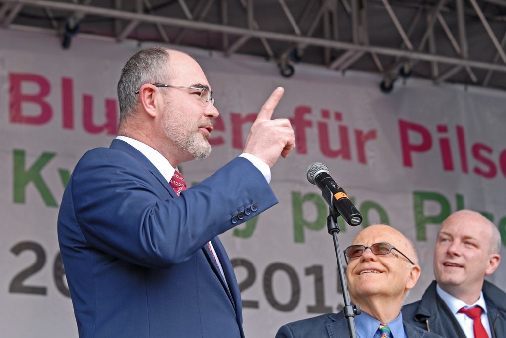 Současné umění našich sousedů, dechové kapely, proměnu Meeting pointu na náměstí v bavorskou „Alpenhütte“ i tradiční bavorské klobásky, pivo a kulinářské speciality nabídly Bavorské kulturní dny. Vrcholem týdenního festivalu, jenž se uskutečnil od 20. do 26. dubna, byla akce Květiny pro Plzeň. V jejím průběhu lidé na náměstí Republiky obdivovali draka řízeného nejmodernější elektronikou z historického představení  Drachenstich – Skolení draka. (foto: 26.4.2015)