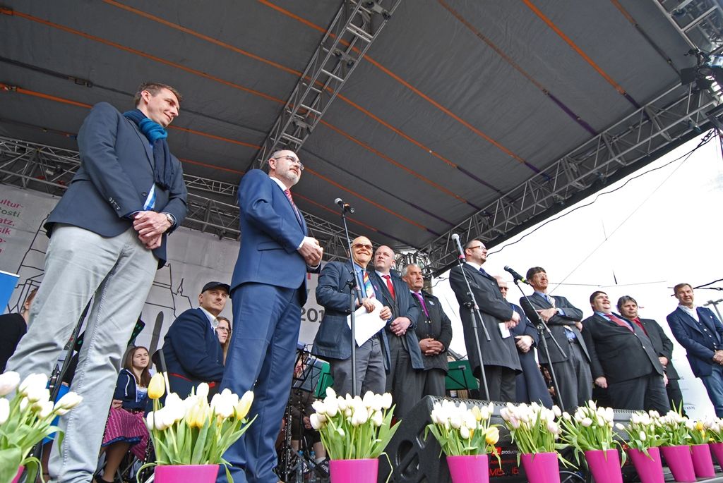 Současné umění našich sousedů, dechové kapely, proměnu Meeting pointu na náměstí v bavorskou „Alpenhütte“ i tradiční bavorské klobásky, pivo a kulinářské speciality nabídly Bavorské kulturní dny. Vrcholem týdenního festivalu, jenž se uskutečnil od 20. do 26. dubna, byla akce Květiny pro Plzeň. V jejím průběhu lidé na náměstí Republiky obdivovali draka řízeného nejmodernější elektronikou z historického představení  Drachenstich – Skolení draka. (foto: 26.4.2015)