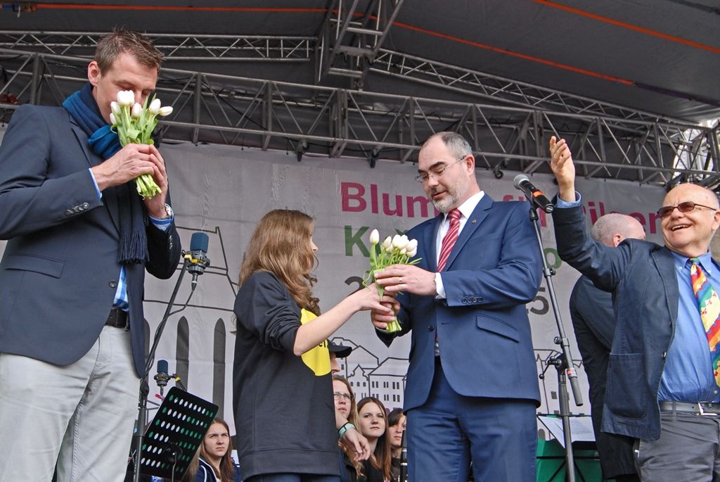 Současné umění našich sousedů, dechové kapely, proměnu Meeting pointu na náměstí v bavorskou „Alpenhütte“ i tradiční bavorské klobásky, pivo a kulinářské speciality nabídly Bavorské kulturní dny. Vrcholem týdenního festivalu, jenž se uskutečnil od 20. do 26. dubna, byla akce Květiny pro Plzeň. V jejím průběhu lidé na náměstí Republiky obdivovali draka řízeného nejmodernější elektronikou z historického představení  Drachenstich – Skolení draka. (foto: 26.4.2015)