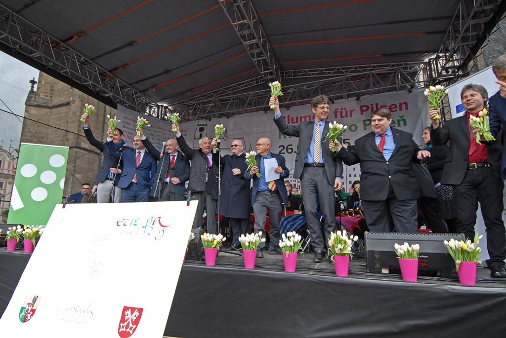 Současné umění našich sousedů, dechové kapely, proměnu Meeting pointu na náměstí v bavorskou „Alpenhütte“ i tradiční bavorské klobásky, pivo a kulinářské speciality nabídly Bavorské kulturní dny. Vrcholem týdenního festivalu, jenž se uskutečnil od 20. do 26. dubna, byla akce Květiny pro Plzeň. V jejím průběhu lidé na náměstí Republiky obdivovali draka řízeného nejmodernější elektronikou z historického představení  Drachenstich – Skolení draka. (foto: 26.4.2015)