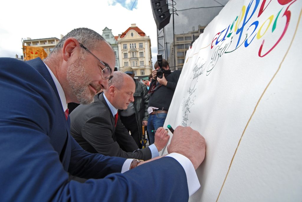 Současné umění našich sousedů, dechové kapely, proměnu Meeting pointu na náměstí v bavorskou „Alpenhütte“ i tradiční bavorské klobásky, pivo a kulinářské speciality nabídly Bavorské kulturní dny. Vrcholem týdenního festivalu, jenž se uskutečnil od 20. do 26. dubna, byla akce Květiny pro Plzeň. V jejím průběhu lidé na náměstí Republiky obdivovali draka řízeného nejmodernější elektronikou z historického představení  Drachenstich – Skolení draka. (foto: 26.4.2015)