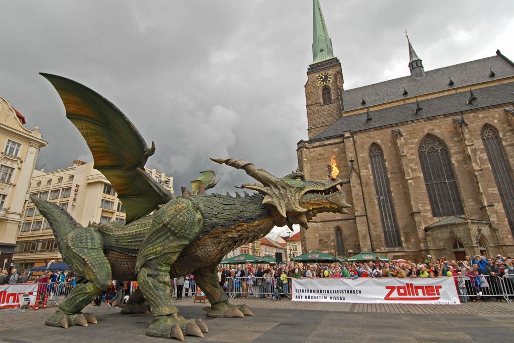 Současné umění našich sousedů, dechové kapely, proměnu Meeting pointu na náměstí v bavorskou „Alpenhütte“ i tradiční bavorské klobásky, pivo a kulinářské speciality nabídly Bavorské kulturní dny. Vrcholem týdenního festivalu, jenž se uskutečnil od 20. do 26. dubna, byla akce Květiny pro Plzeň. V jejím průběhu lidé na náměstí Republiky obdivovali draka řízeného nejmodernější elektronikou z historického představení  Drachenstich – Skolení draka. (foto: 26.4.2015)