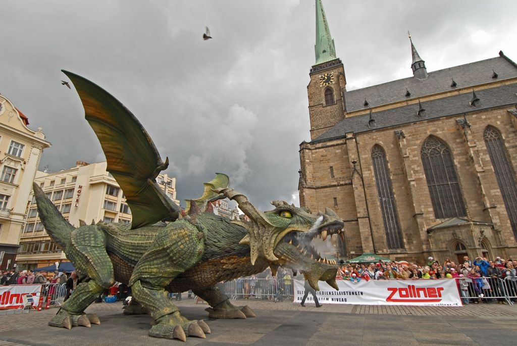 Současné umění našich sousedů, dechové kapely, proměnu Meeting pointu na náměstí v bavorskou „Alpenhütte“ i tradiční bavorské klobásky, pivo a kulinářské speciality nabídly Bavorské kulturní dny. Vrcholem týdenního festivalu, jenž se uskutečnil od 20. do 26. dubna, byla akce Květiny pro Plzeň. V jejím průběhu lidé na náměstí Republiky obdivovali draka řízeného nejmodernější elektronikou z historického představení  Drachenstich – Skolení draka. (foto: 26.4.2015)