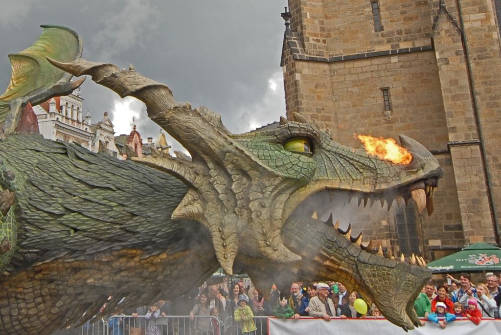 Současné umění našich sousedů, dechové kapely, proměnu Meeting pointu na náměstí v bavorskou „Alpenhütte“ i tradiční bavorské klobásky, pivo a kulinářské speciality nabídly Bavorské kulturní dny. Vrcholem týdenního festivalu, jenž se uskutečnil od 20. do 26. dubna, byla akce Květiny pro Plzeň. V jejím průběhu lidé na náměstí Republiky obdivovali draka řízeného nejmodernější elektronikou z historického představení  Drachenstich – Skolení draka. (foto: 26.4.2015)