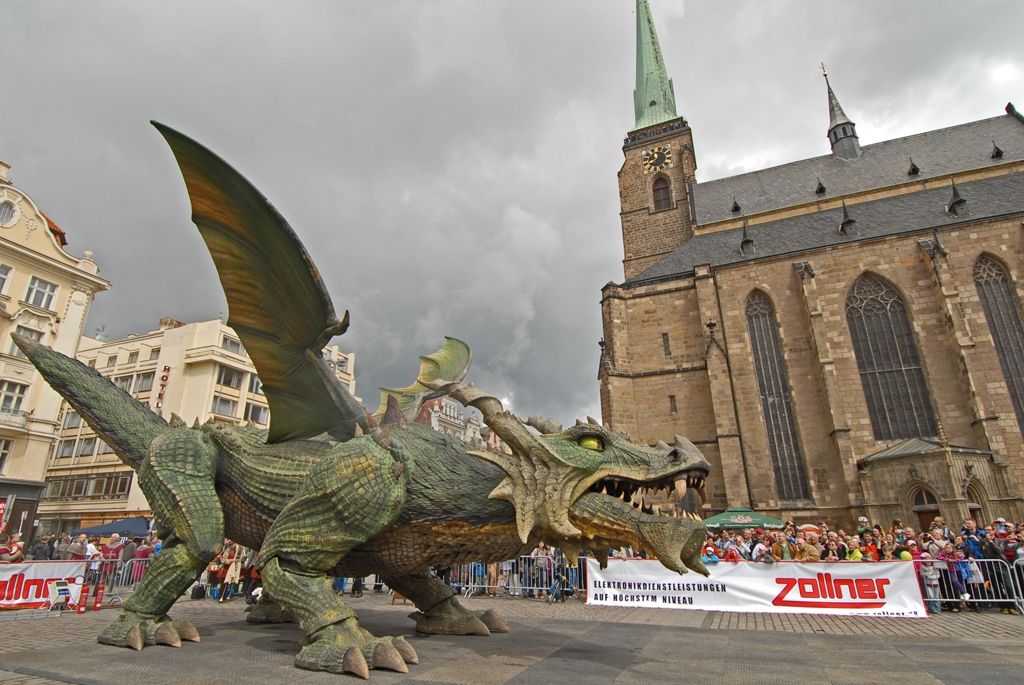 Současné umění našich sousedů, dechové kapely, proměnu Meeting pointu na náměstí v bavorskou „Alpenhütte“ i tradiční bavorské klobásky, pivo a kulinářské speciality nabídly Bavorské kulturní dny. Vrcholem týdenního festivalu, jenž se uskutečnil od 20. do 26. dubna, byla akce Květiny pro Plzeň. V jejím průběhu lidé na náměstí Republiky obdivovali draka řízeného nejmodernější elektronikou z historického představení  Drachenstich – Skolení draka. (foto: 26.4.2015)