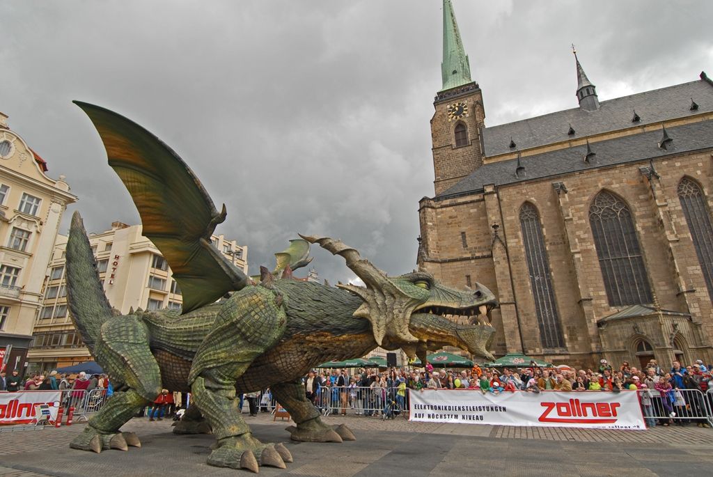 Současné umění našich sousedů, dechové kapely, proměnu Meeting pointu na náměstí v bavorskou „Alpenhütte“ i tradiční bavorské klobásky, pivo a kulinářské speciality nabídly Bavorské kulturní dny. Vrcholem týdenního festivalu, jenž se uskutečnil od 20. do 26. dubna, byla akce Květiny pro Plzeň. V jejím průběhu lidé na náměstí Republiky obdivovali draka řízeného nejmodernější elektronikou z historického představení  Drachenstich – Skolení draka. (foto: 26.4.2015)