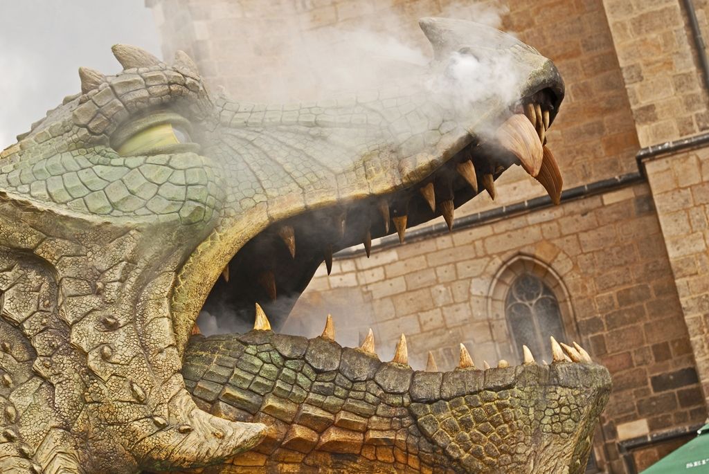 Současné umění našich sousedů, dechové kapely, proměnu Meeting pointu na náměstí v bavorskou „Alpenhütte“ i tradiční bavorské klobásky, pivo a kulinářské speciality nabídly Bavorské kulturní dny. Vrcholem týdenního festivalu, jenž se uskutečnil od 20. do 26. dubna, byla akce Květiny pro Plzeň. V jejím průběhu lidé na náměstí Republiky obdivovali draka řízeného nejmodernější elektronikou z historického představení  Drachenstich – Skolení draka. (foto: 26.4.2015)