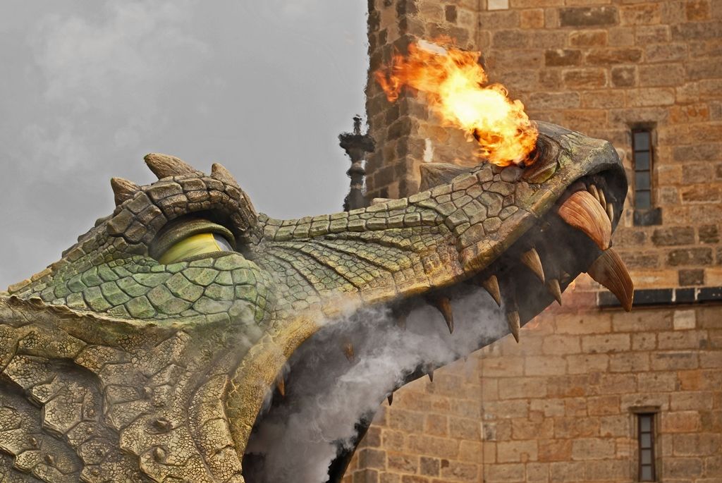 Současné umění našich sousedů, dechové kapely, proměnu Meeting pointu na náměstí v bavorskou „Alpenhütte“ i tradiční bavorské klobásky, pivo a kulinářské speciality nabídly Bavorské kulturní dny. Vrcholem týdenního festivalu, jenž se uskutečnil od 20. do 26. dubna, byla akce Květiny pro Plzeň. V jejím průběhu lidé na náměstí Republiky obdivovali draka řízeného nejmodernější elektronikou z historického představení  Drachenstich – Skolení draka. (foto: 26.4.2015)