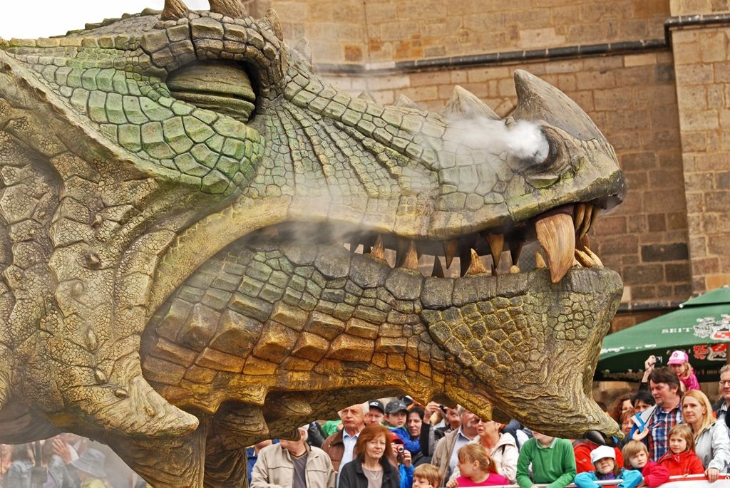 Současné umění našich sousedů, dechové kapely, proměnu Meeting pointu na náměstí v bavorskou „Alpenhütte“ i tradiční bavorské klobásky, pivo a kulinářské speciality nabídly Bavorské kulturní dny. Vrcholem týdenního festivalu, jenž se uskutečnil od 20. do 26. dubna, byla akce Květiny pro Plzeň. V jejím průběhu lidé na náměstí Republiky obdivovali draka řízeného nejmodernější elektronikou z historického představení  Drachenstich – Skolení draka. (foto: 26.4.2015)