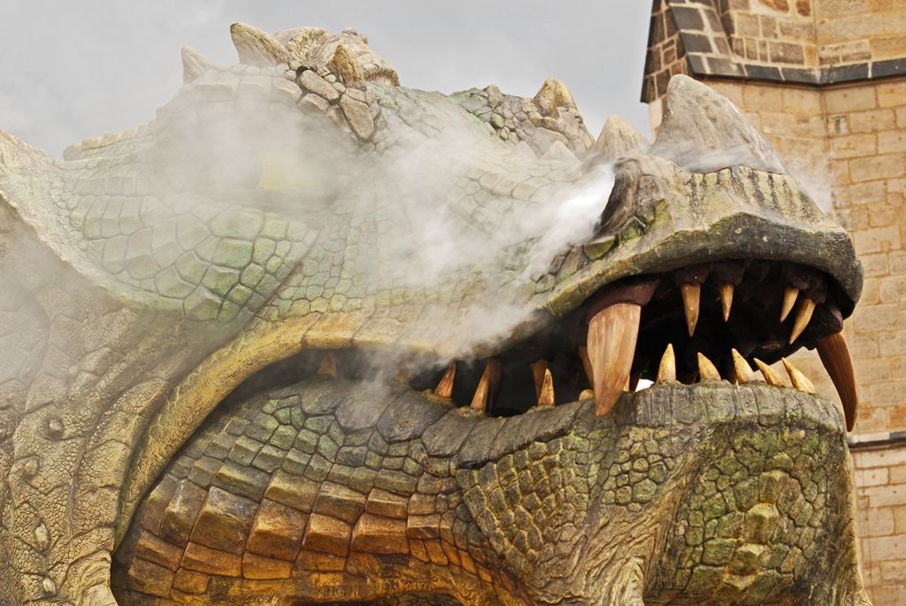 Současné umění našich sousedů, dechové kapely, proměnu Meeting pointu na náměstí v bavorskou „Alpenhütte“ i tradiční bavorské klobásky, pivo a kulinářské speciality nabídly Bavorské kulturní dny. Vrcholem týdenního festivalu, jenž se uskutečnil od 20. do 26. dubna, byla akce Květiny pro Plzeň. V jejím průběhu lidé na náměstí Republiky obdivovali draka řízeného nejmodernější elektronikou z historického představení  Drachenstich – Skolení draka. (foto: 26.4.2015)