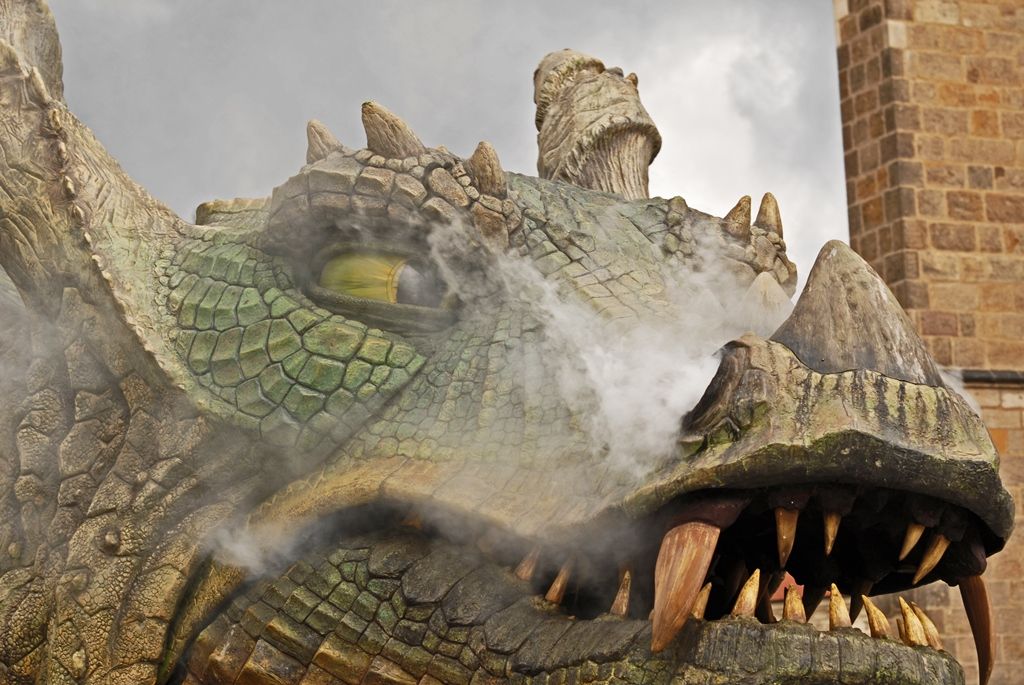 Současné umění našich sousedů, dechové kapely, proměnu Meeting pointu na náměstí v bavorskou „Alpenhütte“ i tradiční bavorské klobásky, pivo a kulinářské speciality nabídly Bavorské kulturní dny. Vrcholem týdenního festivalu, jenž se uskutečnil od 20. do 26. dubna, byla akce Květiny pro Plzeň. V jejím průběhu lidé na náměstí Republiky obdivovali draka řízeného nejmodernější elektronikou z historického představení  Drachenstich – Skolení draka. (foto: 26.4.2015)