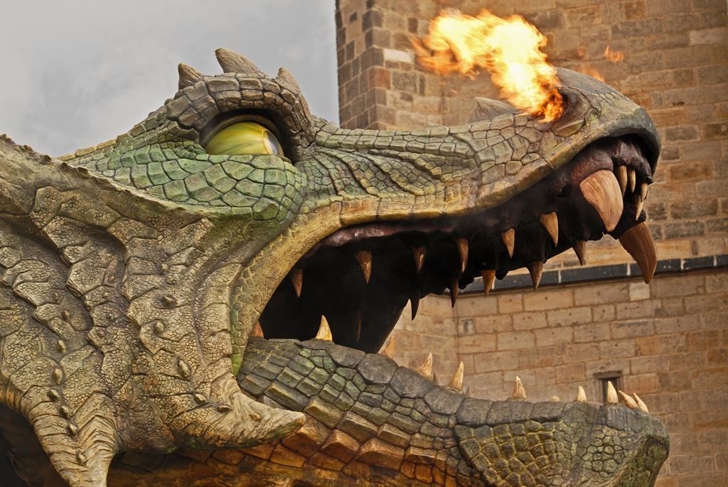 Současné umění našich sousedů, dechové kapely, proměnu Meeting pointu na náměstí v bavorskou „Alpenhütte“ i tradiční bavorské klobásky, pivo a kulinářské speciality nabídly Bavorské kulturní dny. Vrcholem týdenního festivalu, jenž se uskutečnil od 20. do 26. dubna, byla akce Květiny pro Plzeň. V jejím průběhu lidé na náměstí Republiky obdivovali draka řízeného nejmodernější elektronikou z historického představení  Drachenstich – Skolení draka. (foto: 26.4.2015)