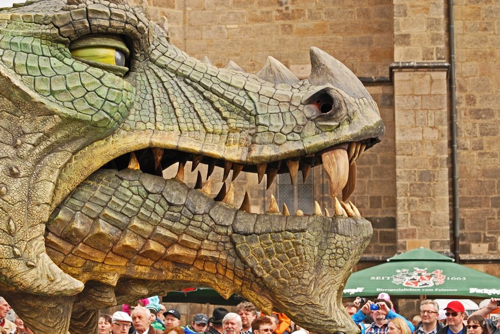 Současné umění našich sousedů, dechové kapely, proměnu Meeting pointu na náměstí v bavorskou „Alpenhütte“ i tradiční bavorské klobásky, pivo a kulinářské speciality nabídly Bavorské kulturní dny. Vrcholem týdenního festivalu, jenž se uskutečnil od 20. do 26. dubna, byla akce Květiny pro Plzeň. V jejím průběhu lidé na náměstí Republiky obdivovali draka řízeného nejmodernější elektronikou z historického představení  Drachenstich – Skolení draka. (foto: 26.4.2015)