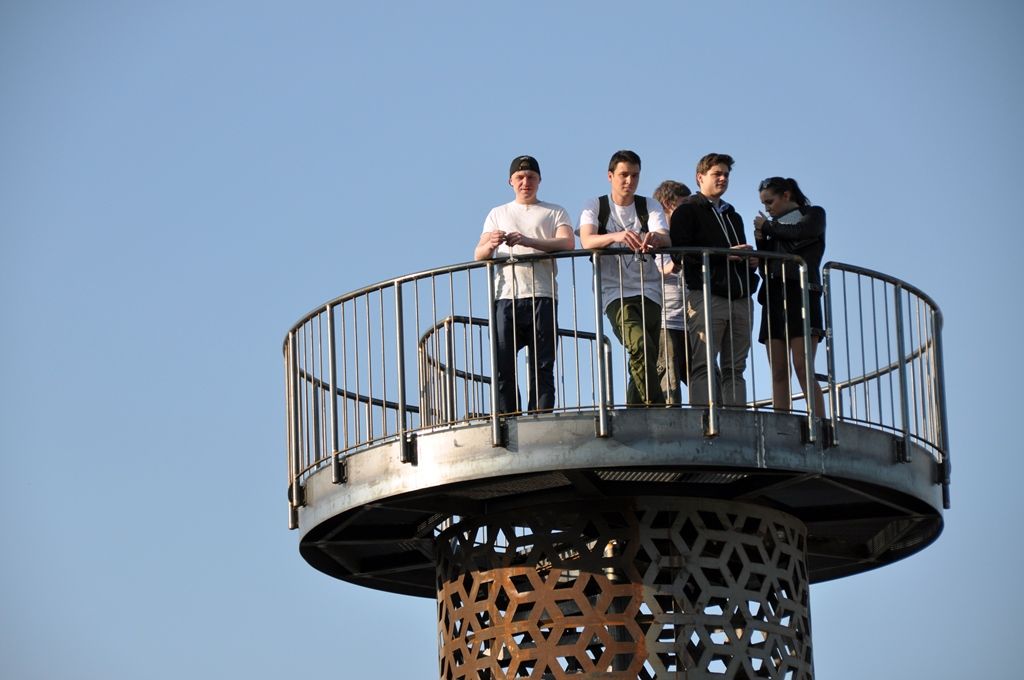 Prostory bývalé vozovny dopravních podniků v Cukrovarské ulici se proměnily v centrum, kde se propojuje kultura a podnikání. Industriální haly v rozsáhlém areálu nově poskytují zázemí nejen pro výstavy a živý program, ale zaměří se také na místo podporující začínající podnikatele a rozvíjející se talenty. Aktuálně zve DEPO2015 na tři výstavy, a sice na monumentální instalace sochaře Čestmíra Sušky, velkou konceptuální výstavu současného designu a také na expozici vytvořenou z rodinných fotografií Plzeňanů. (foto: E. Barborková)