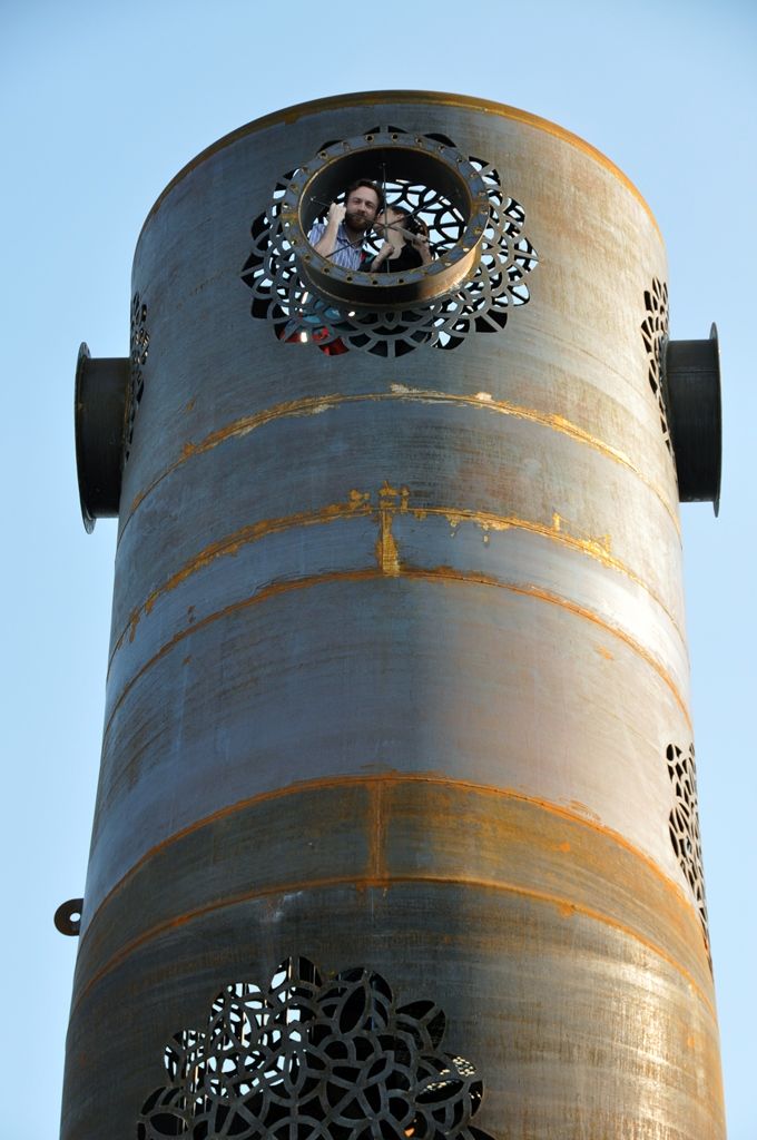 Prostory bývalé vozovny dopravních podniků v Cukrovarské ulici se proměnily v centrum, kde se propojuje kultura a podnikání. Industriální haly v rozsáhlém areálu nově poskytují zázemí nejen pro výstavy a živý program, ale zaměří se také na místo podporující začínající podnikatele a rozvíjející se talenty. Aktuálně zve DEPO2015 na tři výstavy, a sice na monumentální instalace sochaře Čestmíra Sušky, velkou konceptuální výstavu současného designu a také na expozici vytvořenou z rodinných fotografií Plzeňanů. (foto: E. Barborková)