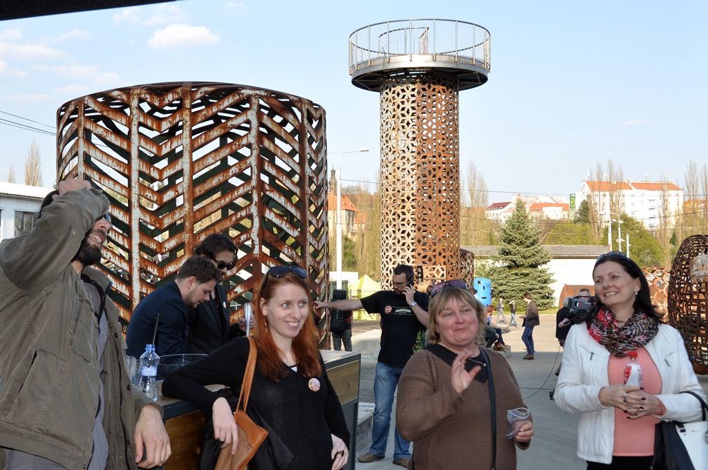 Prostory bývalé vozovny dopravních podniků v Cukrovarské ulici se proměnily v centrum, kde se propojuje kultura a podnikání. Industriální haly v rozsáhlém areálu nově poskytují zázemí nejen pro výstavy a živý program, ale zaměří se také na místo podporující začínající podnikatele a rozvíjející se talenty. Aktuálně zve DEPO2015 na tři výstavy, a sice na monumentální instalace sochaře Čestmíra Sušky, velkou konceptuální výstavu současného designu a také na expozici vytvořenou z rodinných fotografií Plzeňanů. (foto: E. Barborková)