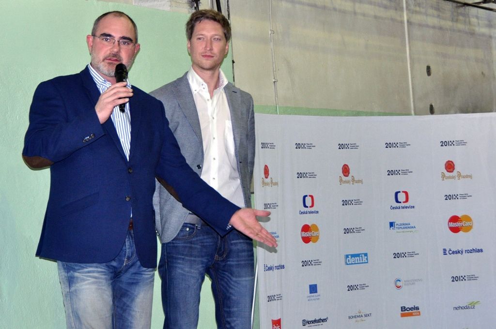 Prostory bývalé vozovny dopravních podniků v Cukrovarské ulici se proměnily v centrum, kde se propojuje kultura a podnikání. Industriální haly v rozsáhlém areálu nově poskytují zázemí nejen pro výstavy a živý program, ale zaměří se také na místo podporující začínající podnikatele a rozvíjející se talenty. Aktuálně zve DEPO2015 na tři výstavy, a sice na monumentální instalace sochaře Čestmíra Sušky, velkou konceptuální výstavu současného designu a také na expozici vytvořenou z rodinných fotografií Plzeňanů. (foto: E. Barborková)