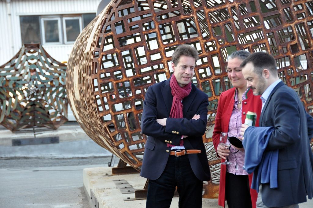 Prostory bývalé vozovny dopravních podniků v Cukrovarské ulici se proměnily v centrum, kde se propojuje kultura a podnikání. Industriální haly v rozsáhlém areálu nově poskytují zázemí nejen pro výstavy a živý program, ale zaměří se také na místo podporující začínající podnikatele a rozvíjející se talenty. Aktuálně zve DEPO2015 na tři výstavy, a sice na monumentální instalace sochaře Čestmíra Sušky, velkou konceptuální výstavu současného designu a také na expozici vytvořenou z rodinných fotografií Plzeňanů. (foto: E. Barborková)