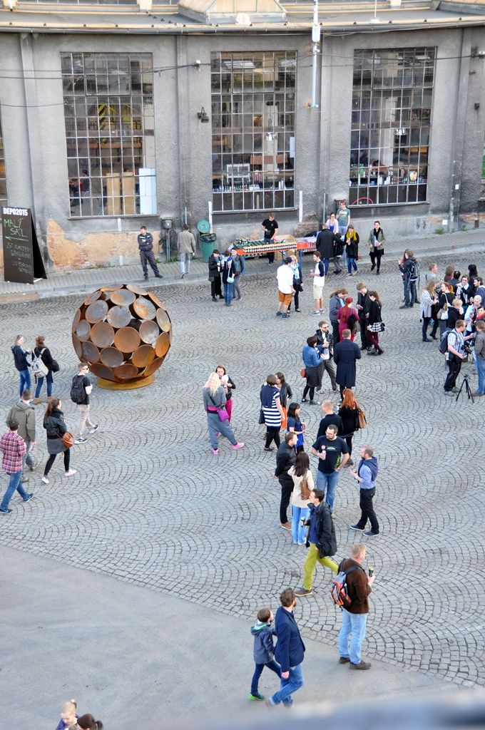 Prostory bývalé vozovny dopravních podniků v Cukrovarské ulici se proměnily v centrum, kde se propojuje kultura a podnikání. Industriální haly v rozsáhlém areálu nově poskytují zázemí nejen pro výstavy a živý program, ale zaměří se také na místo podporující začínající podnikatele a rozvíjející se talenty. Aktuálně zve DEPO2015 na tři výstavy, a sice na monumentální instalace sochaře Čestmíra Sušky, velkou konceptuální výstavu současného designu a také na expozici vytvořenou z rodinných fotografií Plzeňanů. (foto: E. Barborková)