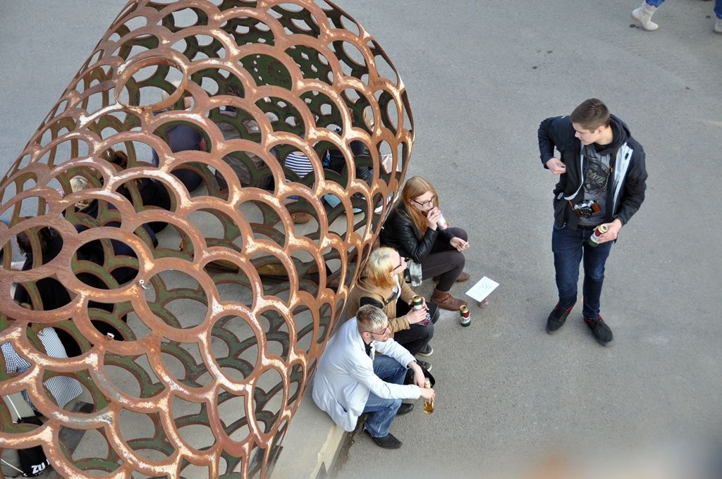 Prostory bývalé vozovny dopravních podniků v Cukrovarské ulici se proměnily v centrum, kde se propojuje kultura a podnikání. Industriální haly v rozsáhlém areálu nově poskytují zázemí nejen pro výstavy a živý program, ale zaměří se také na místo podporující začínající podnikatele a rozvíjející se talenty. Aktuálně zve DEPO2015 na tři výstavy, a sice na monumentální instalace sochaře Čestmíra Sušky, velkou konceptuální výstavu současného designu a také na expozici vytvořenou z rodinných fotografií Plzeňanů. (foto: E. Barborková)