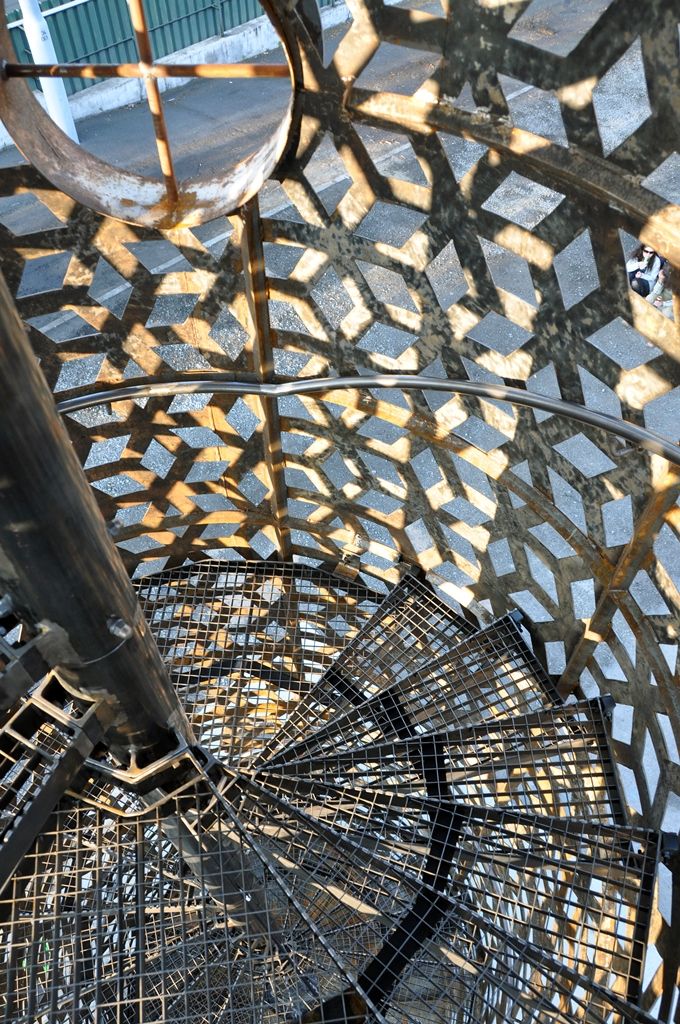 Prostory bývalé vozovny dopravních podniků v Cukrovarské ulici se proměnily v centrum, kde se propojuje kultura a podnikání. Industriální haly v rozsáhlém areálu nově poskytují zázemí nejen pro výstavy a živý program, ale zaměří se také na místo podporující začínající podnikatele a rozvíjející se talenty. Aktuálně zve DEPO2015 na tři výstavy, a sice na monumentální instalace sochaře Čestmíra Sušky, velkou konceptuální výstavu současného designu a také na expozici vytvořenou z rodinných fotografií Plzeňanů. (foto: E. Barborková)