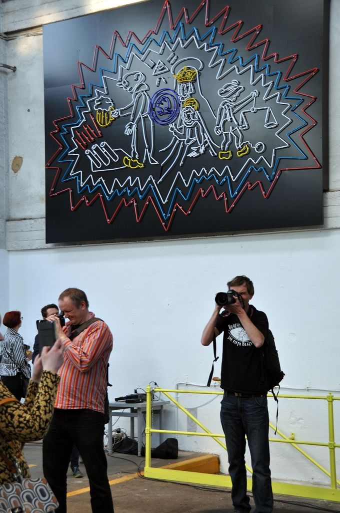 Prostory bývalé vozovny dopravních podniků v Cukrovarské ulici se proměnily v centrum, kde se propojuje kultura a podnikání. Industriální haly v rozsáhlém areálu nově poskytují zázemí nejen pro výstavy a živý program, ale zaměří se také na místo podporující začínající podnikatele a rozvíjející se talenty. Aktuálně zve DEPO2015 na tři výstavy, a sice na monumentální instalace sochaře Čestmíra Sušky, velkou konceptuální výstavu současného designu a také na expozici vytvořenou z rodinných fotografií Plzeňanů. (foto: E. Barborková)