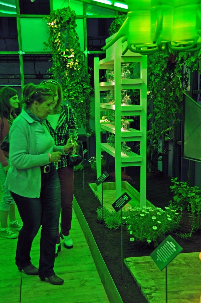 Prostory bývalé vozovny dopravních podniků v Cukrovarské ulici se proměnily v centrum, kde se propojuje kultura a podnikání. Industriální haly v rozsáhlém areálu nově poskytují zázemí nejen pro výstavy a živý program, ale zaměří se také na místo podporující začínající podnikatele a rozvíjející se talenty. Aktuálně zve DEPO2015 na tři výstavy, a sice na monumentální instalace sochaře Čestmíra Sušky, velkou konceptuální výstavu současného designu a také na expozici vytvořenou z rodinných fotografií Plzeňanů. (foto: E. Barborková)