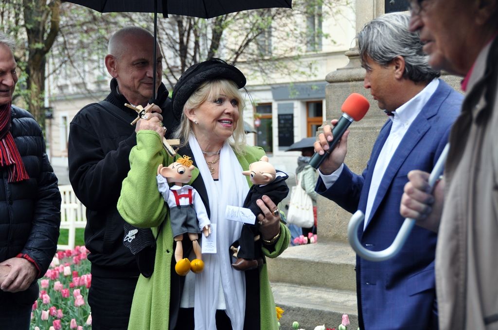 Devět bronzových soch kanadské sochařky českého původu Ley Vivot bude pět měsíců zdobit plzeňské ulice. Sochy páru milenců nebo rodičů s dětmi v životní velikosti se objeví například v Riegrově ulici, u hlavní pošty nebo v ulici Bedřicha Smetany. Poprvé předvedla autorka sochu Pabla Picassa, kterého osobně potkala před mnoha lety v jižní Francii, když na pláži kreslil do písku. Dílo bude po plzeňské premiéře umístěno před mrakodrap v centru Toronta, jenž nese jméno slavného malíře. (foto: E. Kriegerová, 26.,28.4.2015)