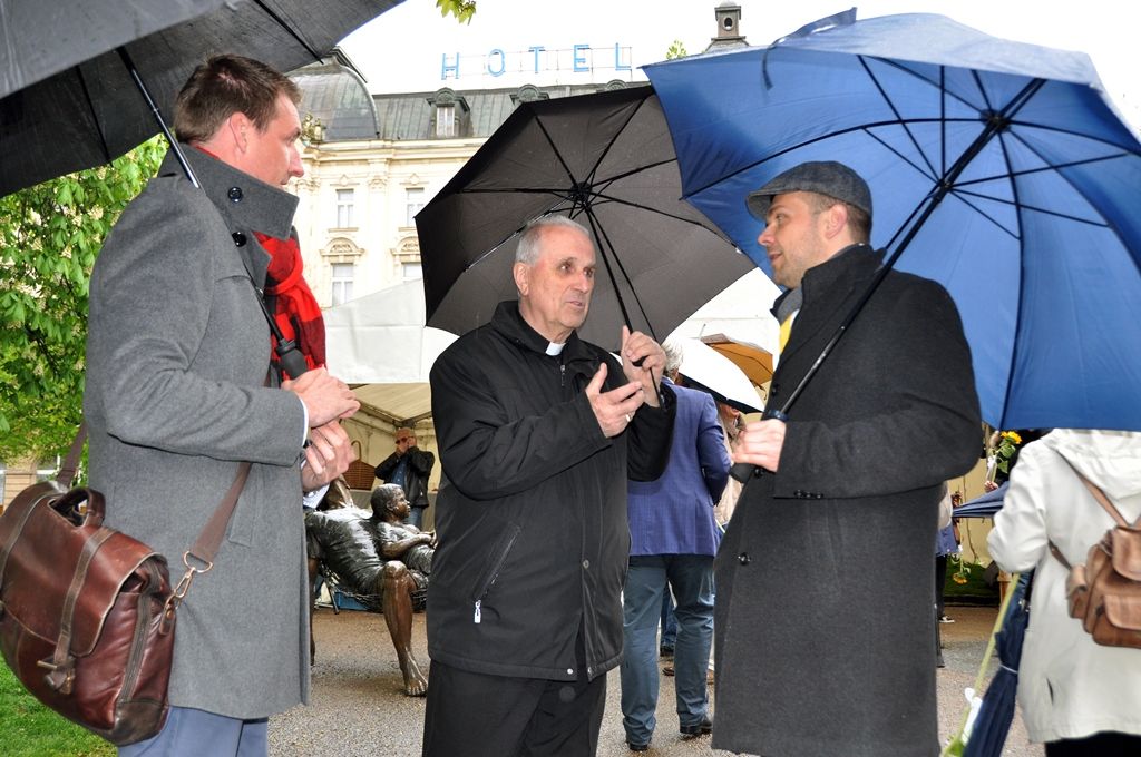 Devět bronzových soch kanadské sochařky českého původu Ley Vivot bude pět měsíců zdobit plzeňské ulice. Sochy páru milenců nebo rodičů s dětmi v životní velikosti se objeví například v Riegrově ulici, u hlavní pošty nebo v ulici Bedřicha Smetany. Poprvé předvedla autorka sochu Pabla Picassa, kterého osobně potkala před mnoha lety v jižní Francii, když na pláži kreslil do písku. Dílo bude po plzeňské premiéře umístěno před mrakodrap v centru Toronta, jenž nese jméno slavného malíře. (foto: E. Kriegerová, 26.,28.4.2015)