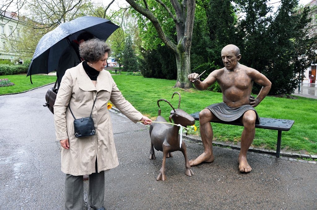 Devět bronzových soch kanadské sochařky českého původu Ley Vivot bude pět měsíců zdobit plzeňské ulice. Sochy páru milenců nebo rodičů s dětmi v životní velikosti se objeví například v Riegrově ulici, u hlavní pošty nebo v ulici Bedřicha Smetany. Poprvé předvedla autorka sochu Pabla Picassa, kterého osobně potkala před mnoha lety v jižní Francii, když na pláži kreslil do písku. Dílo bude po plzeňské premiéře umístěno před mrakodrap v centru Toronta, jenž nese jméno slavného malíře. (foto: E. Kriegerová, 26.,28.4.2015)