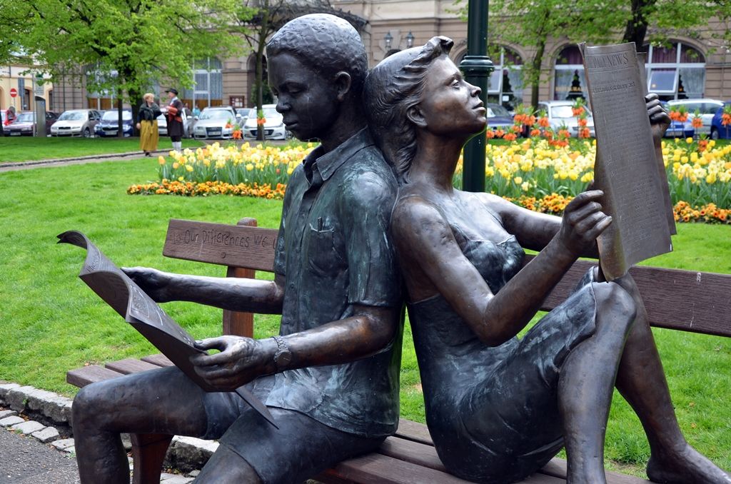 Devět bronzových soch kanadské sochařky českého původu Ley Vivot bude pět měsíců zdobit plzeňské ulice. Sochy páru milenců nebo rodičů s dětmi v životní velikosti se objeví například v Riegrově ulici, u hlavní pošty nebo v ulici Bedřicha Smetany. Poprvé předvedla autorka sochu Pabla Picassa, kterého osobně potkala před mnoha lety v jižní Francii, když na pláži kreslil do písku. Dílo bude po plzeňské premiéře umístěno před mrakodrap v centru Toronta, jenž nese jméno slavného malíře. (foto: E. Kriegerová, 26.,28.4.2015)