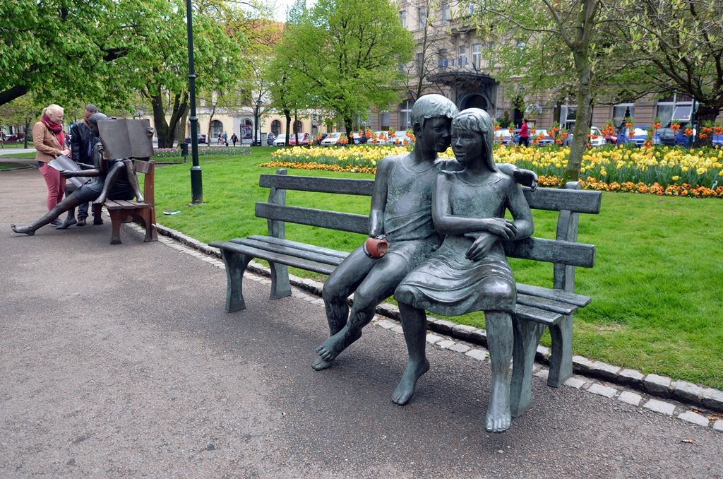 Devět bronzových soch kanadské sochařky českého původu Ley Vivot bude pět měsíců zdobit plzeňské ulice. Sochy páru milenců nebo rodičů s dětmi v životní velikosti se objeví například v Riegrově ulici, u hlavní pošty nebo v ulici Bedřicha Smetany. Poprvé předvedla autorka sochu Pabla Picassa, kterého osobně potkala před mnoha lety v jižní Francii, když na pláži kreslil do písku. Dílo bude po plzeňské premiéře umístěno před mrakodrap v centru Toronta, jenž nese jméno slavného malíře. (foto: E. Kriegerová, 26.,28.4.2015)