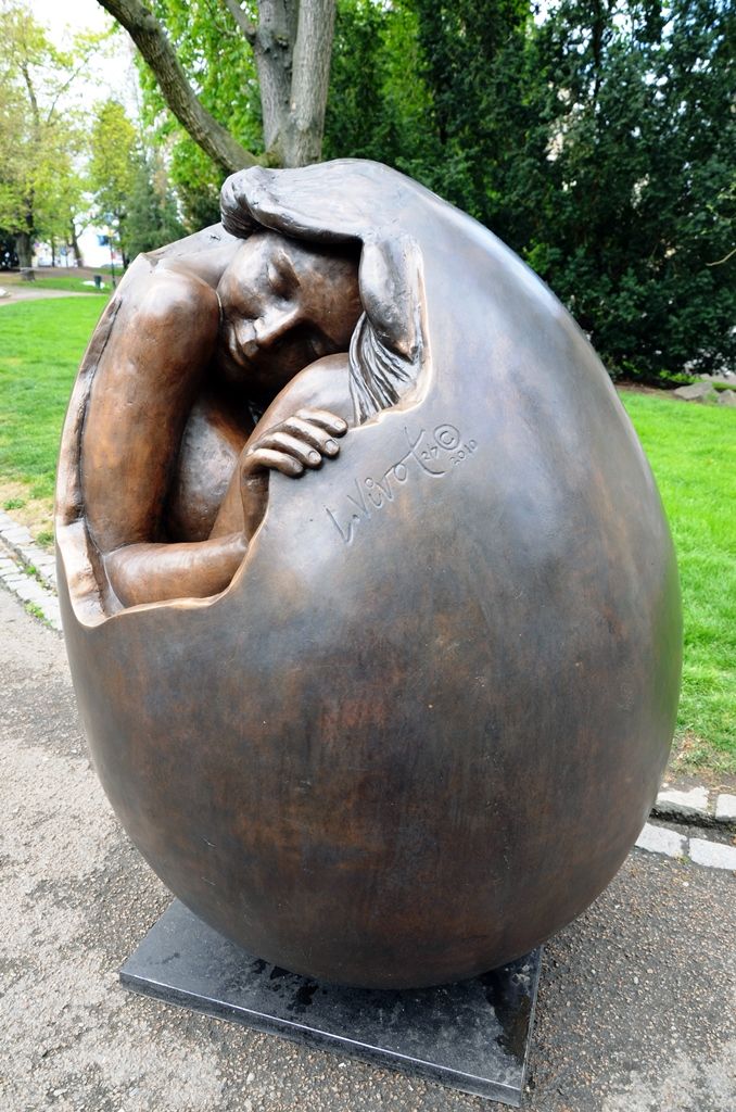 Devět bronzových soch kanadské sochařky českého původu Ley Vivot bude pět měsíců zdobit plzeňské ulice. Sochy páru milenců nebo rodičů s dětmi v životní velikosti se objeví například v Riegrově ulici, u hlavní pošty nebo v ulici Bedřicha Smetany. Poprvé předvedla autorka sochu Pabla Picassa, kterého osobně potkala před mnoha lety v jižní Francii, když na pláži kreslil do písku. Dílo bude po plzeňské premiéře umístěno před mrakodrap v centru Toronta, jenž nese jméno slavného malíře. (foto: E. Kriegerová, 26.,28.4.2015)