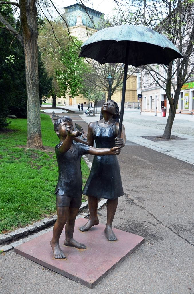 Devět bronzových soch kanadské sochařky českého původu Ley Vivot bude pět měsíců zdobit plzeňské ulice. Sochy páru milenců nebo rodičů s dětmi v životní velikosti se objeví například v Riegrově ulici, u hlavní pošty nebo v ulici Bedřicha Smetany. Poprvé předvedla autorka sochu Pabla Picassa, kterého osobně potkala před mnoha lety v jižní Francii, když na pláži kreslil do písku. Dílo bude po plzeňské premiéře umístěno před mrakodrap v centru Toronta, jenž nese jméno slavného malíře. (foto: E. Kriegerová, 26.,28.4.2015)