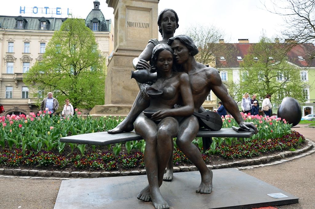 Devět bronzových soch kanadské sochařky českého původu Ley Vivot bude pět měsíců zdobit plzeňské ulice. Sochy páru milenců nebo rodičů s dětmi v životní velikosti se objeví například v Riegrově ulici, u hlavní pošty nebo v ulici Bedřicha Smetany. Poprvé předvedla autorka sochu Pabla Picassa, kterého osobně potkala před mnoha lety v jižní Francii, když na pláži kreslil do písku. Dílo bude po plzeňské premiéře umístěno před mrakodrap v centru Toronta, jenž nese jméno slavného malíře. (foto: E. Kriegerová, 26.,28.4.2015)