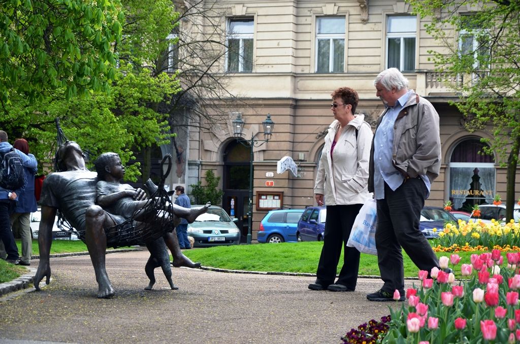 Devět bronzových soch kanadské sochařky českého původu Ley Vivot bude pět měsíců zdobit plzeňské ulice. Sochy páru milenců nebo rodičů s dětmi v životní velikosti se objeví například v Riegrově ulici, u hlavní pošty nebo v ulici Bedřicha Smetany. Poprvé předvedla autorka sochu Pabla Picassa, kterého osobně potkala před mnoha lety v jižní Francii, když na pláži kreslil do písku. Dílo bude po plzeňské premiéře umístěno před mrakodrap v centru Toronta, jenž nese jméno slavného malíře. (foto: E. Kriegerová, 26.,28.4.2015)