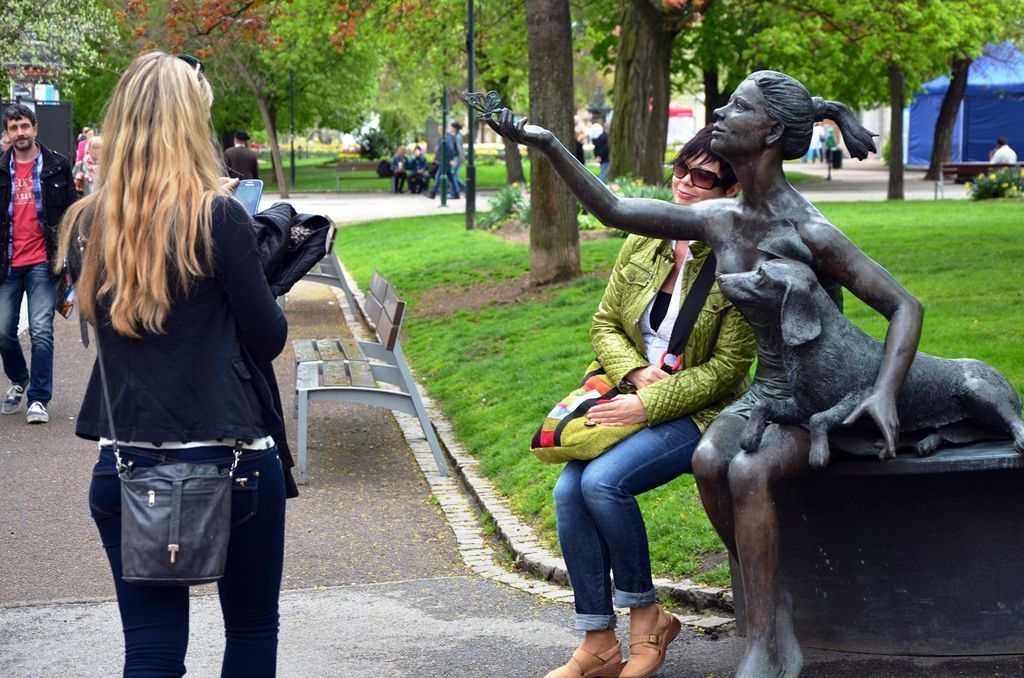 Devět bronzových soch kanadské sochařky českého původu Ley Vivot bude pět měsíců zdobit plzeňské ulice. Sochy páru milenců nebo rodičů s dětmi v životní velikosti se objeví například v Riegrově ulici, u hlavní pošty nebo v ulici Bedřicha Smetany. Poprvé předvedla autorka sochu Pabla Picassa, kterého osobně potkala před mnoha lety v jižní Francii, když na pláži kreslil do písku. Dílo bude po plzeňské premiéře umístěno před mrakodrap v centru Toronta, jenž nese jméno slavného malíře. (foto: E. Kriegerová, 26.,28.4.2015)