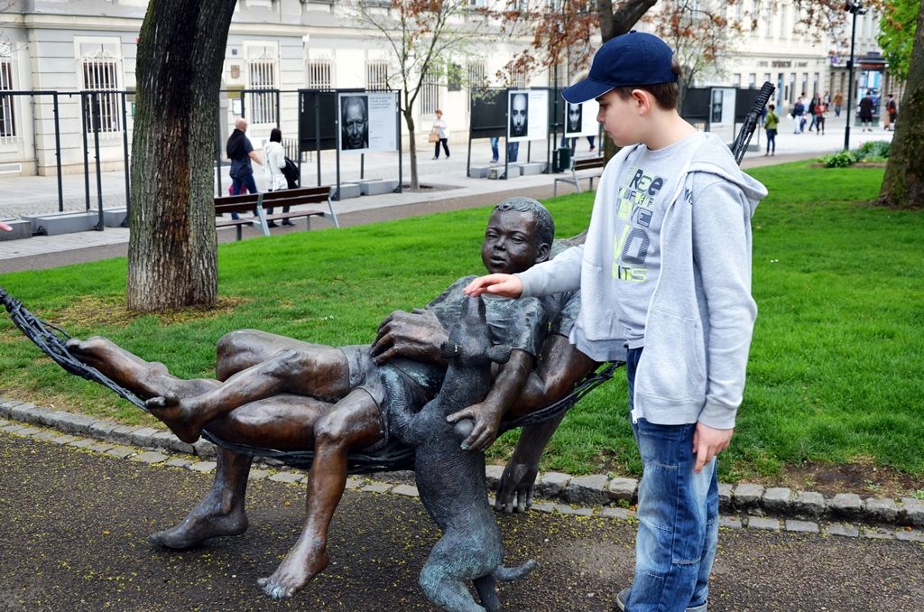 Devět bronzových soch kanadské sochařky českého původu Ley Vivot bude pět měsíců zdobit plzeňské ulice. Sochy páru milenců nebo rodičů s dětmi v životní velikosti se objeví například v Riegrově ulici, u hlavní pošty nebo v ulici Bedřicha Smetany. Poprvé předvedla autorka sochu Pabla Picassa, kterého osobně potkala před mnoha lety v jižní Francii, když na pláži kreslil do písku. Dílo bude po plzeňské premiéře umístěno před mrakodrap v centru Toronta, jenž nese jméno slavného malíře. (foto: E. Kriegerová, 26.,28.4.2015)